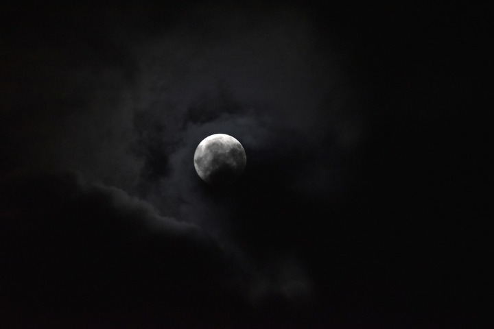luna-llena-con-nubes