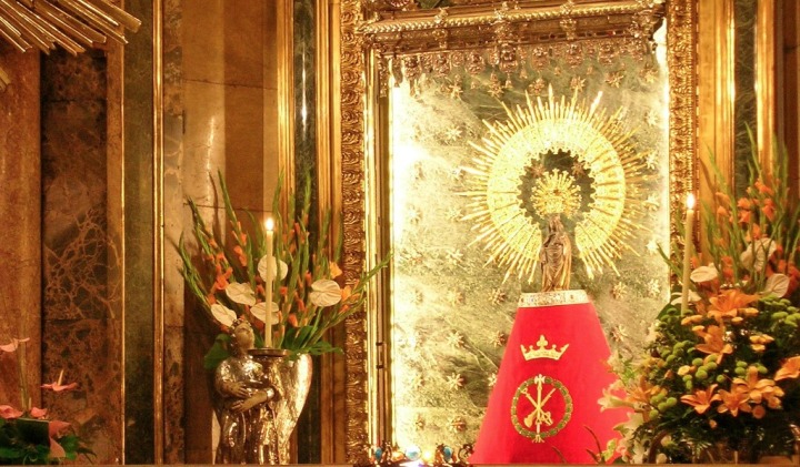 La Virgen del Pilar luce un manto donado por la Denominación de Origen  Cariñena